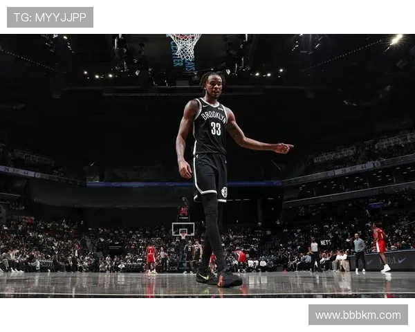 克拉克斯顿半场表现出色11投6中贡献13分7篮板2助攻1抢断